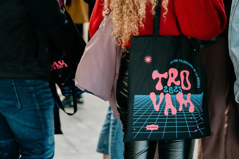 Una tote bag on posa Trovam 2023