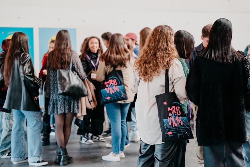 Assistents a la fira amb tote bags de Trovam