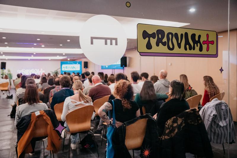 Assistents escoltant un seminari de Trovam+