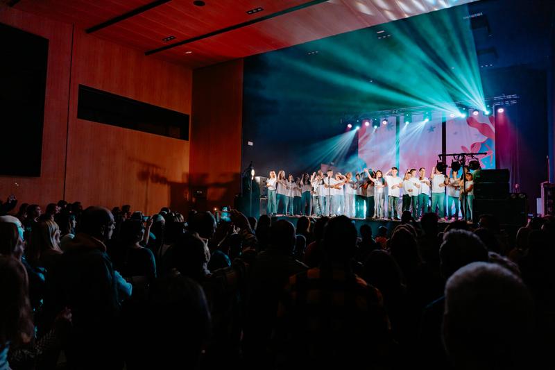 Xiquets d'escola en l'escenari